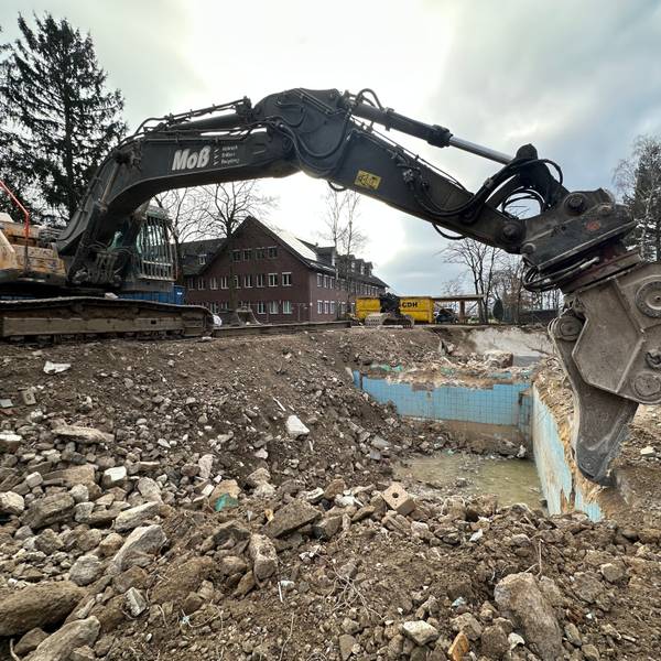 Ein Abrissbagger auf einer Baustelle.