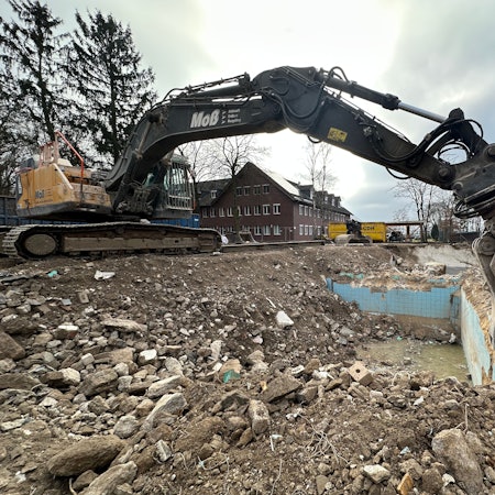 Ein Abrissbagger auf einer Baustelle.