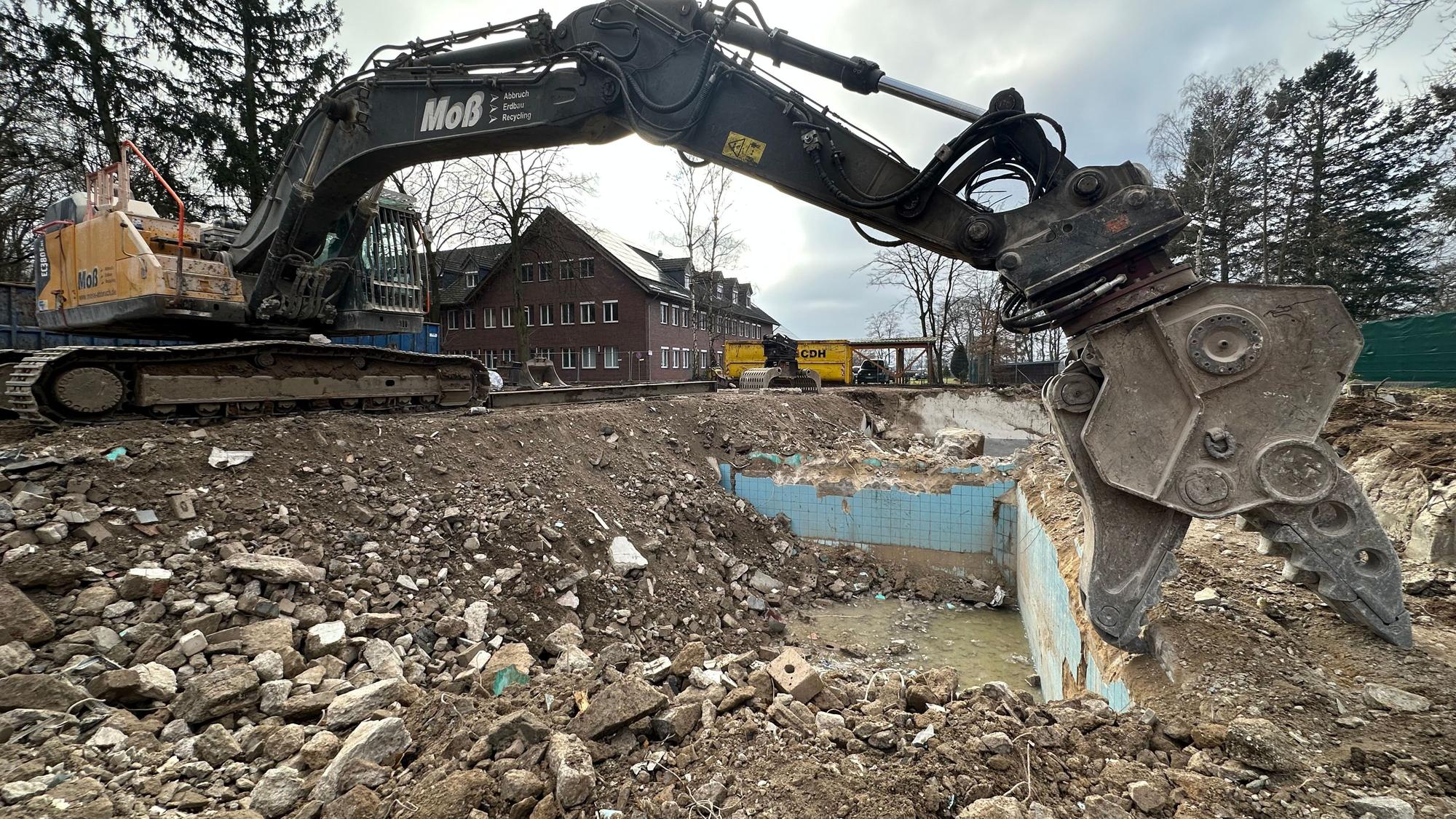 Ein Abrissbagger auf einer Baustelle.