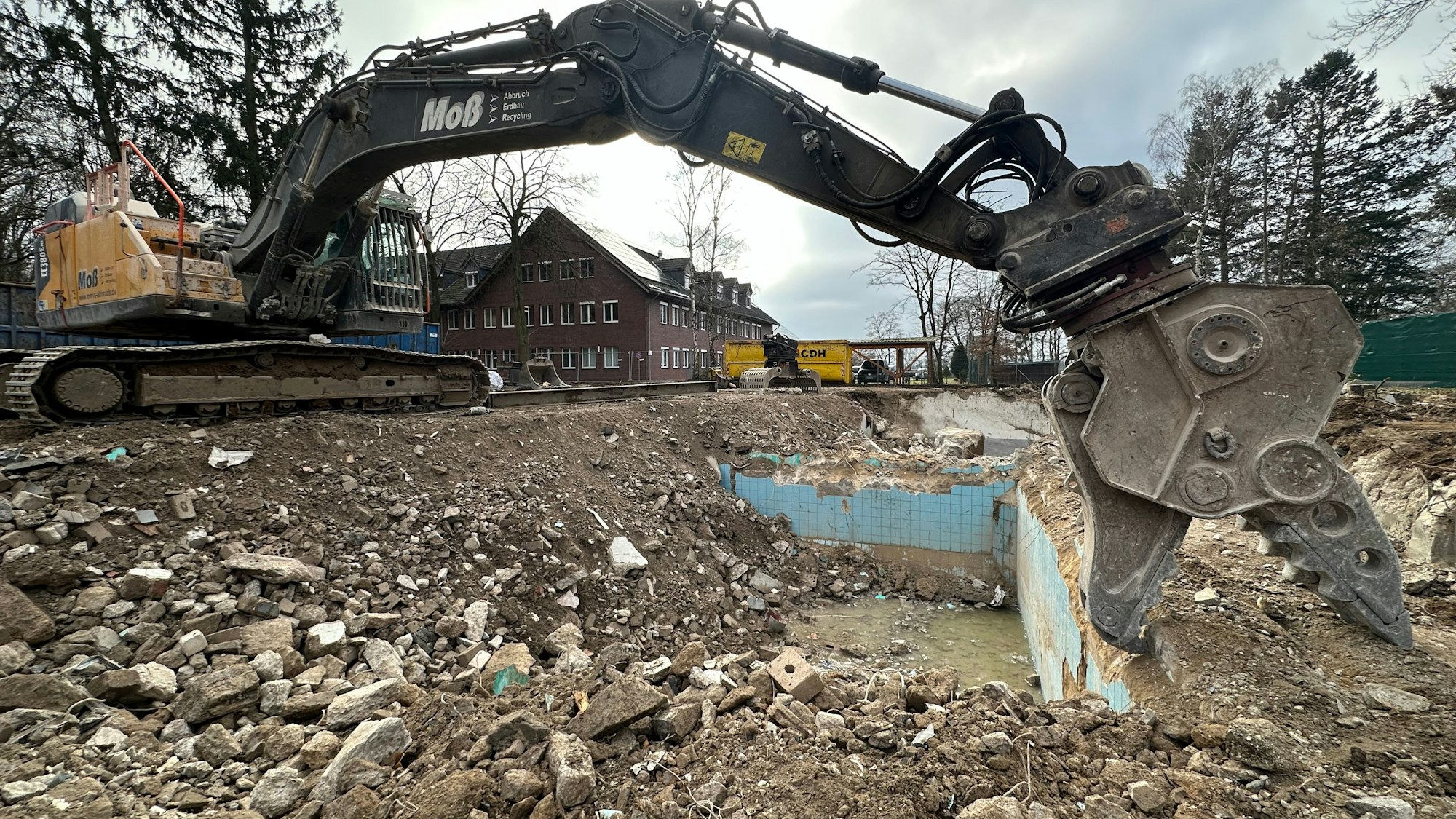 Ein Abrissbagger auf einer Baustelle.