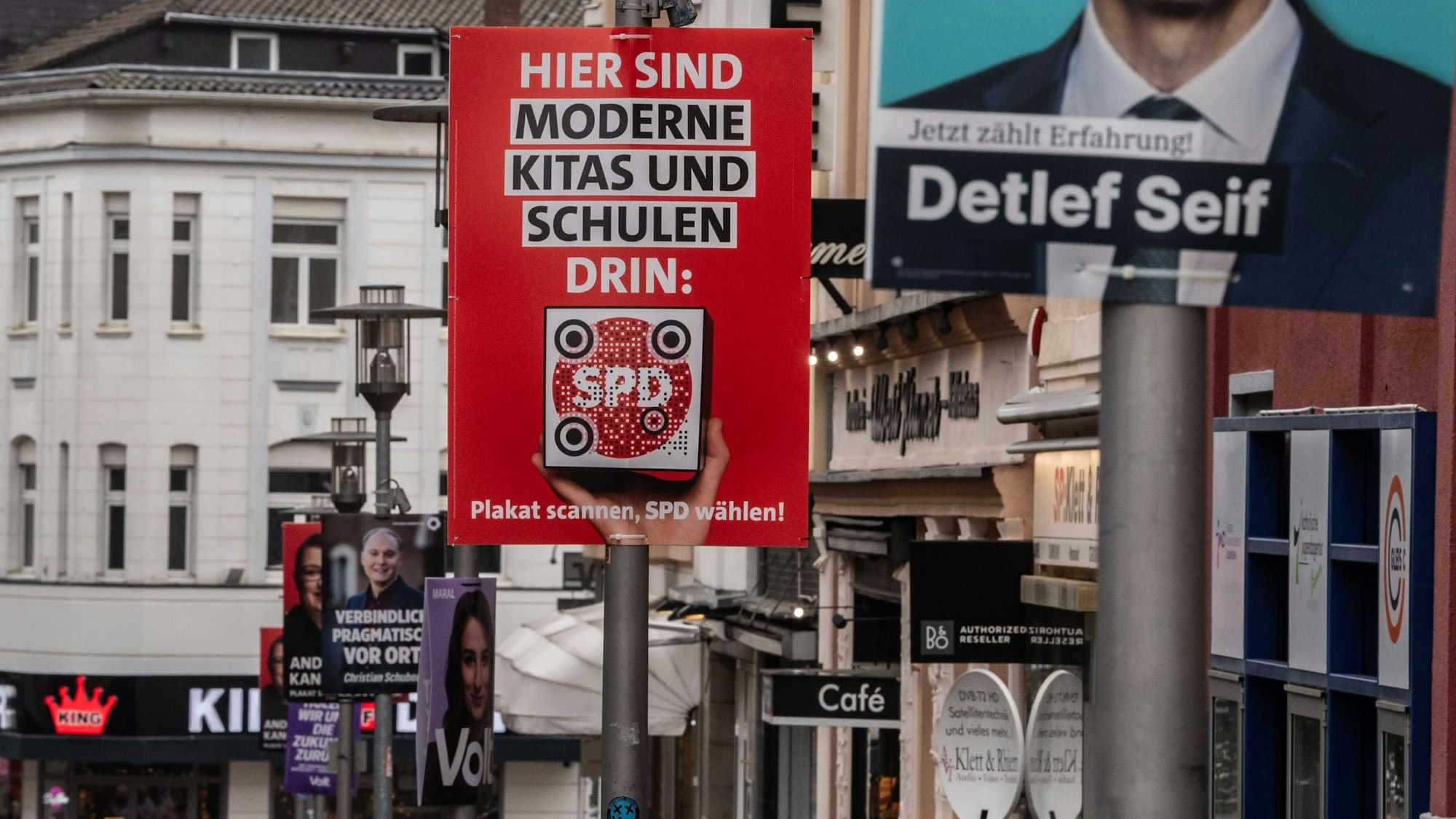 Das Bild zeigt zahlreiche Wahlplakate von unterschiedlichen Parteien in Euskirchen.
