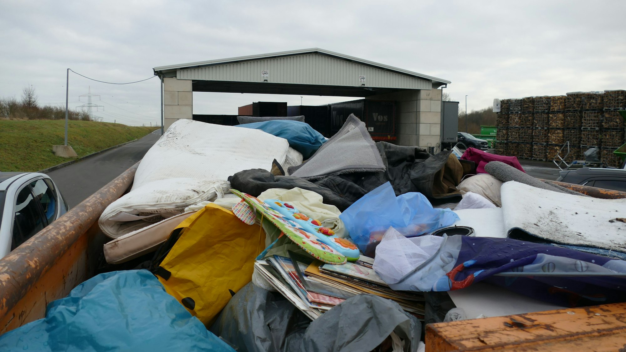 Ein Container mit verdreckten Textilien.