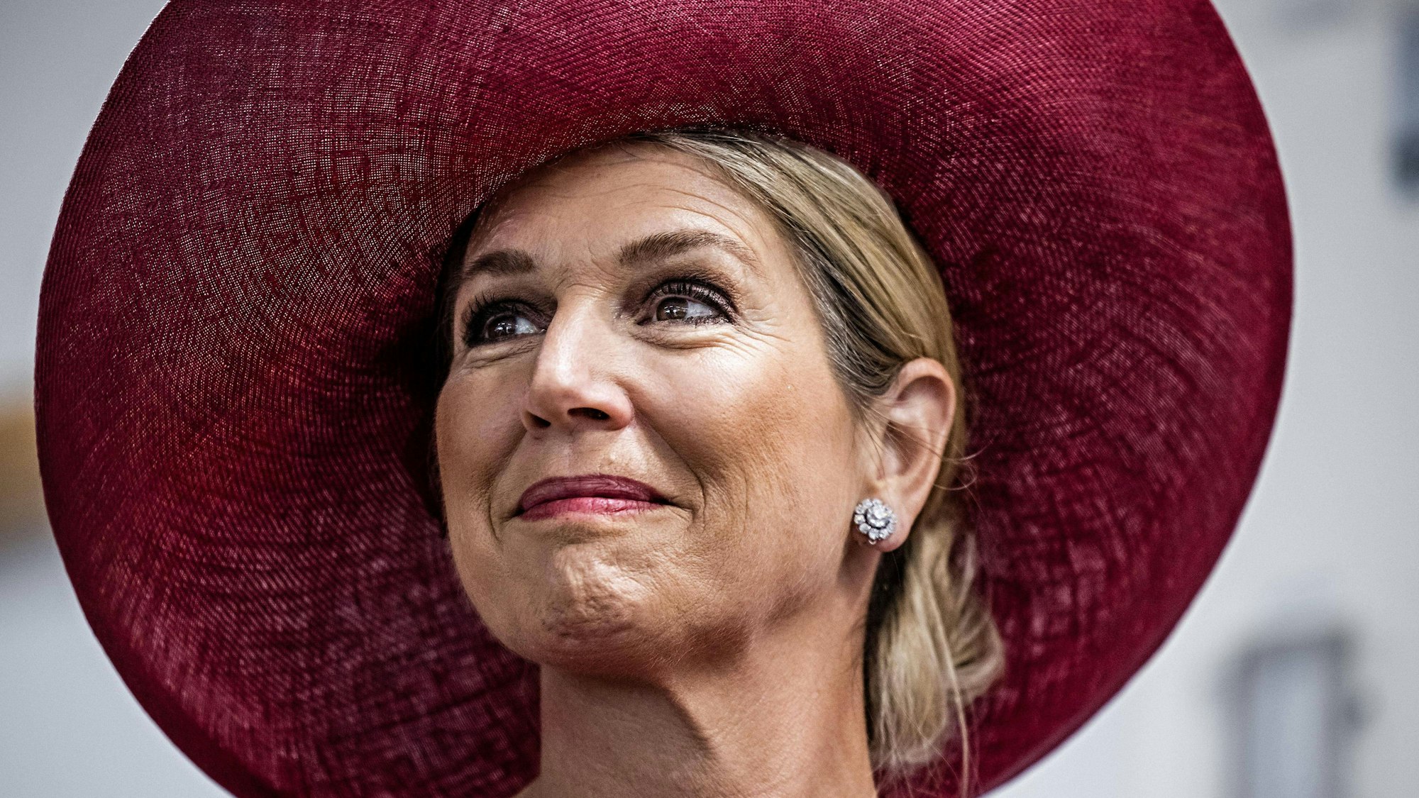 Königin Máxima mit einem roten Hut.