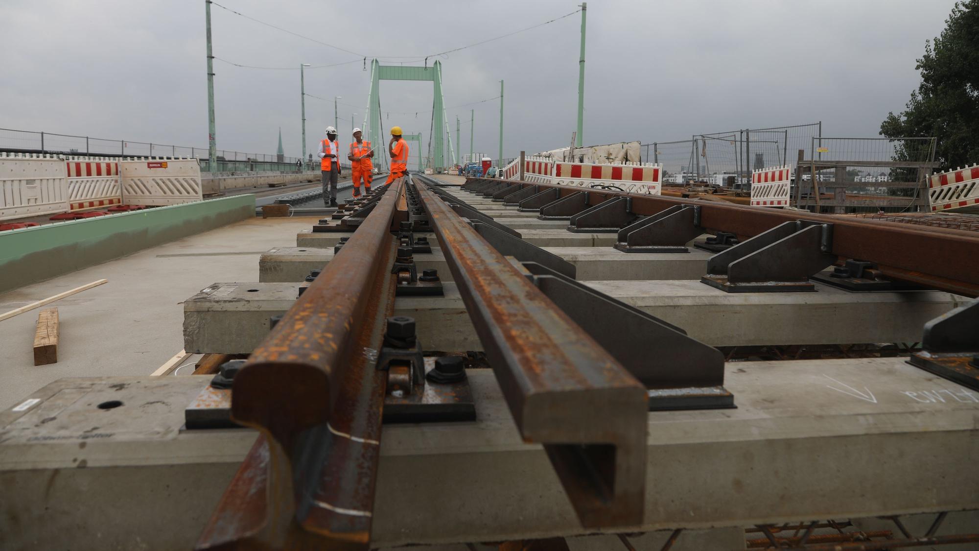 Großbaustelle: Sanierungsarbeiten auf der Mülheimer Brücke.