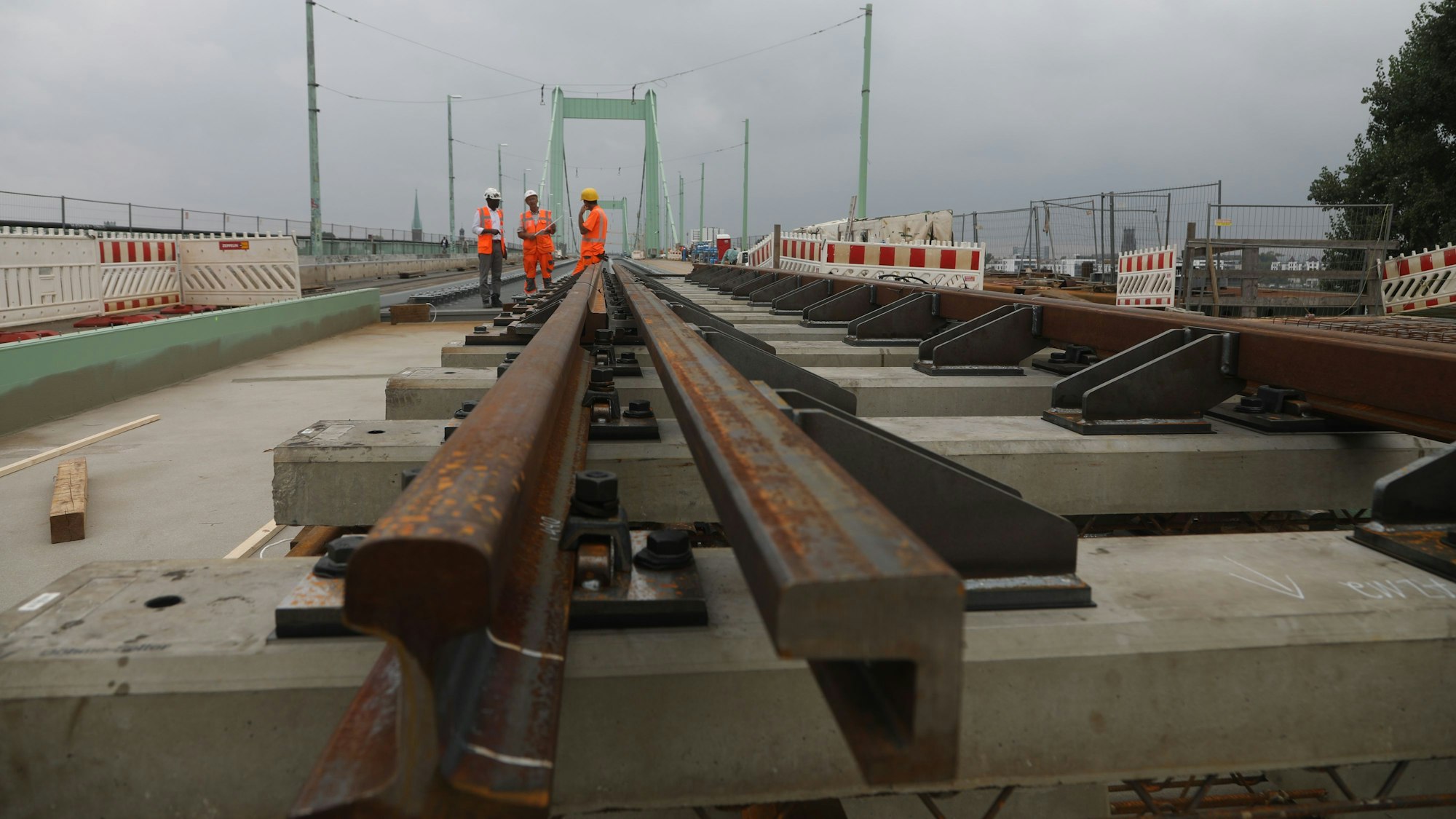 Großbaustelle: Sanierungsarbeiten auf der Mülheimer Brücke.