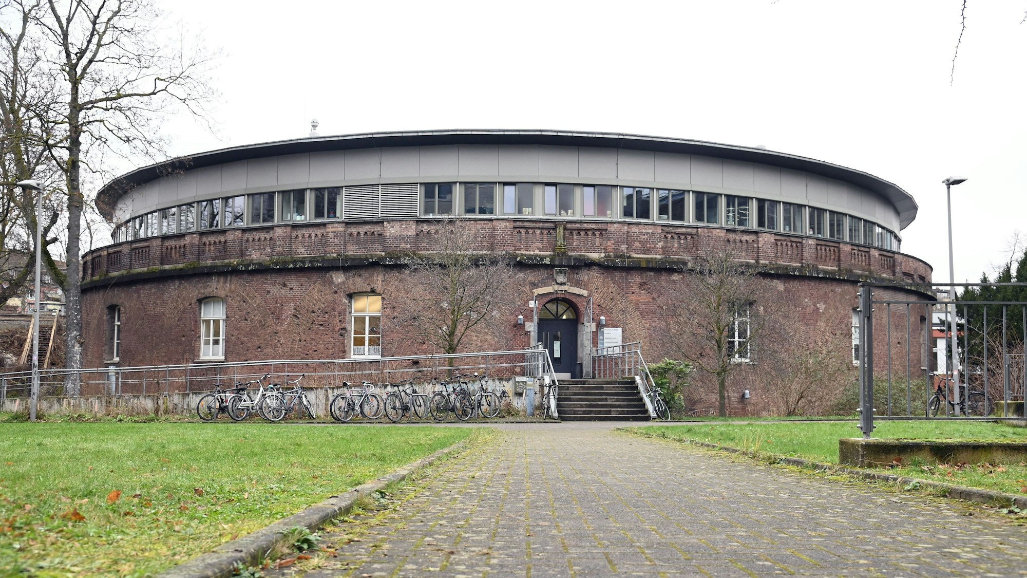 Der Rundbau des Fort V wird von der Universität Köln genutzt und wurde vor eine paar Jahren saniert.