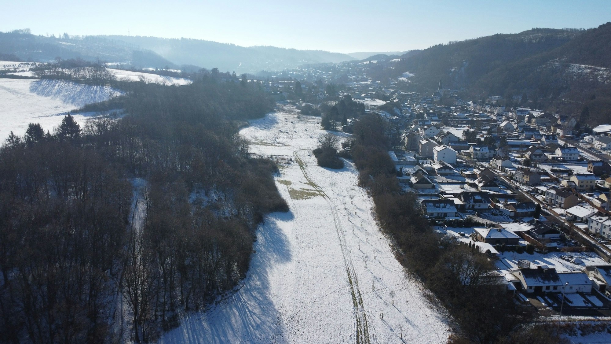 Blick von oben auf das Plateau und den Ort Olef.