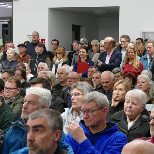 Viele Menschen in einem Raum.