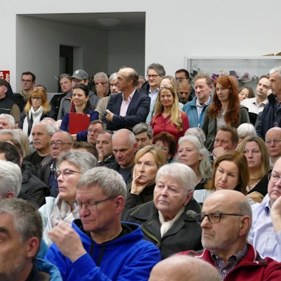 Viele Menschen in einem Raum.