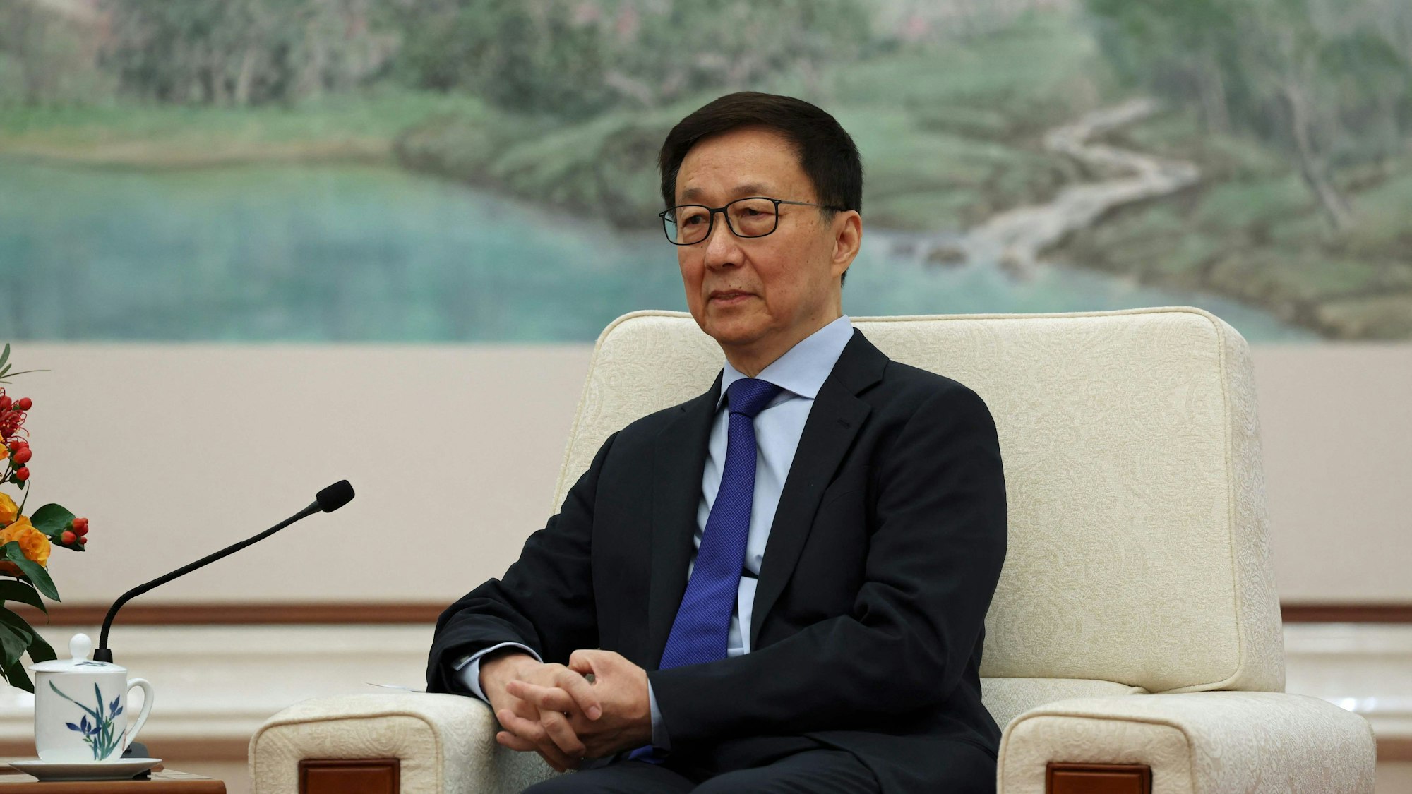 Chinas Vizepräsident Han Zheng in einem Polstersessel bei einem politischen Treffen.