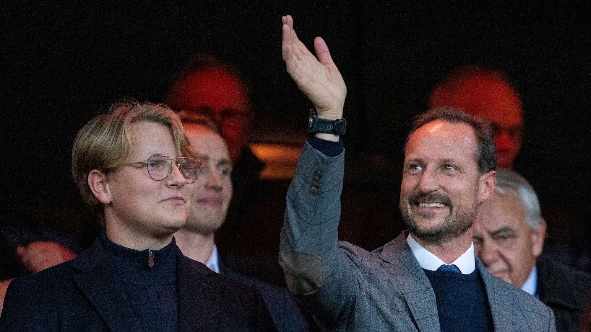 Prinz Sverre Magnus und Kronprinz Haakon bei einem Fußballspiel.