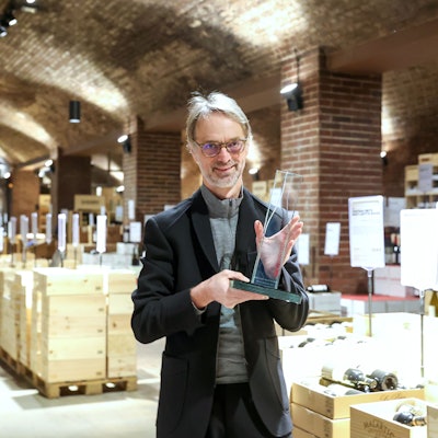 Andreas Brensing, Geschäftsführer des Kölner Weinkellers, mit der Auszeichnung.