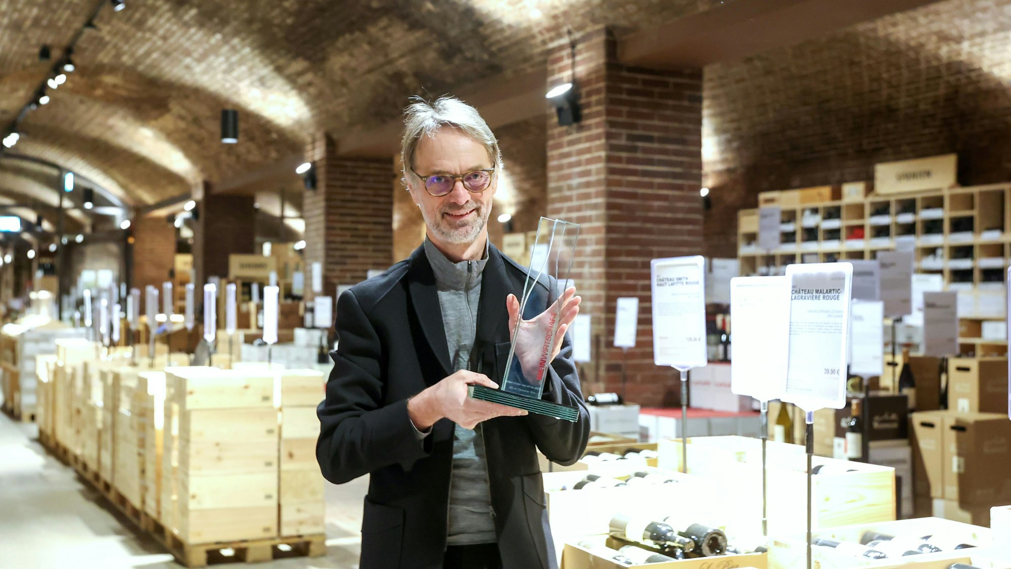 Andreas Brensing, Geschäftsführer des Kölner Weinkellers, mit der Auszeichnung.
