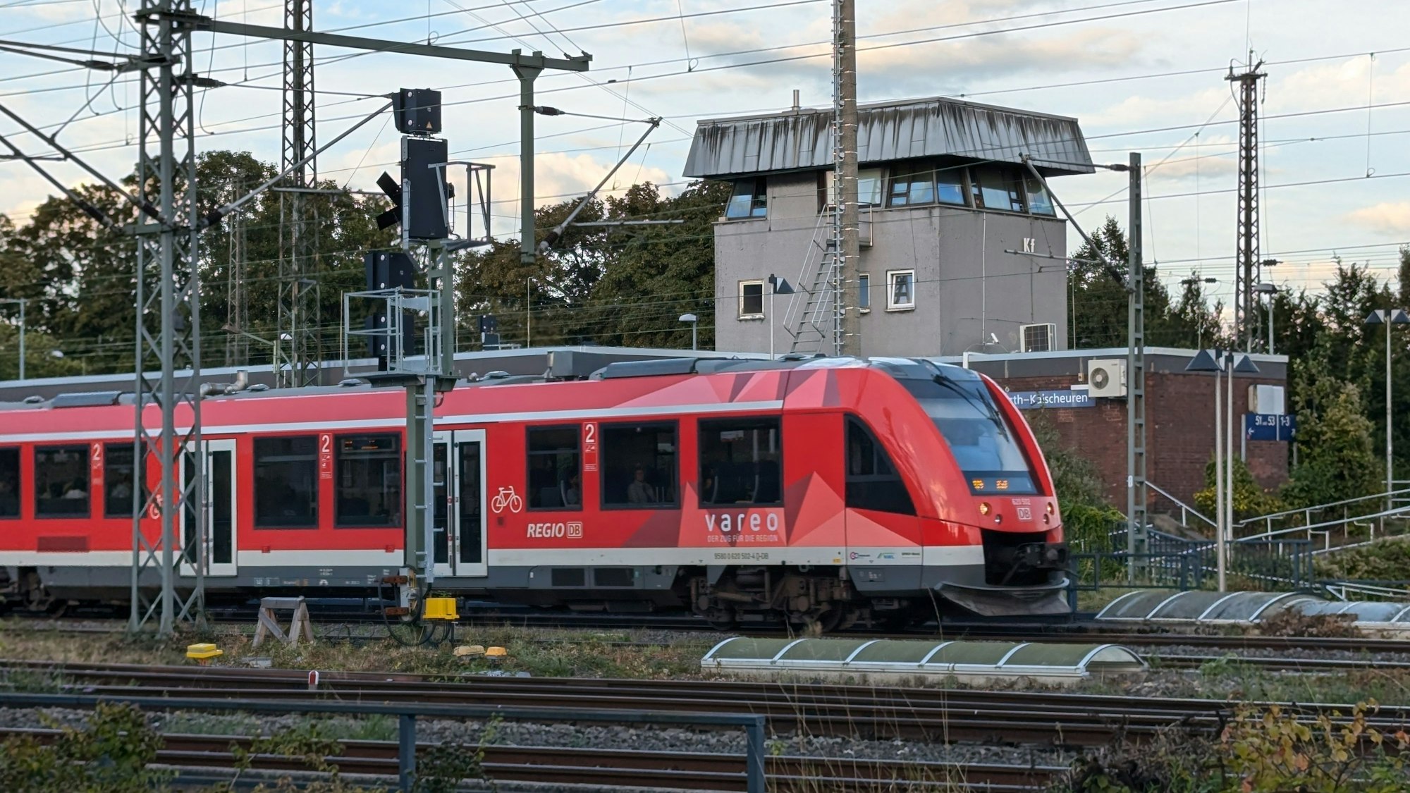 Das Foto zeigt einen Zug der Linie RB 24 am Bahnhof in Kalscheuren.