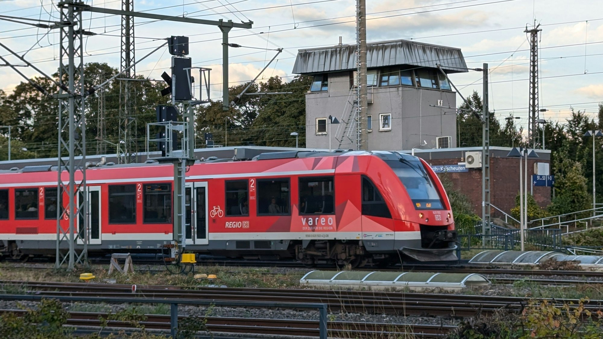 Das Foto zeigt einen Zug der Regionalbahn 24 am Bahnhof in Kalscheuren.
