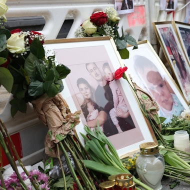 ARCHIV - 30.03.2024, Nordrhein-Westfalen, Solingen: Fotos einer aus Bulgarien stammenden Familie stehen bei einer Mahnwache vor dem ausgebrannten Haus. Fünf Tage nach der mutmaßlichen Brandstiftung in einem Wohnhaus in Solingen sind mehrere Hundert Menschen einem Trauermarsch für die vier Opfer gefolgt. (zu dpa: «Mörderische Feuer und Machetenangriff: Prozess startet») Foto: Gianni Gattus/dpa +++ dpa-Bildfunk +++