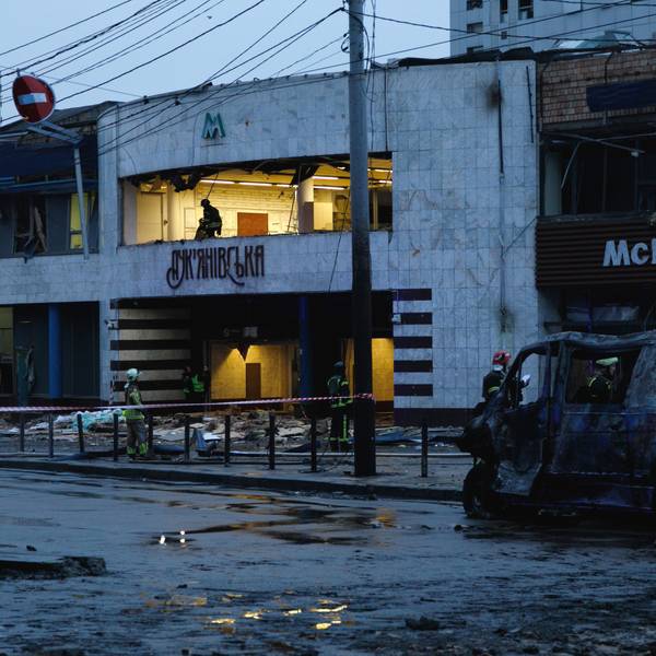 18.01.2025, Ukraine, Kiew: Die Eingangshalle der Lukianivska-Metrostation und ein Schnellrestaurant im Schewtschenkiwskyi-Viertel werden am Samstagmorgen durch einen russischen Raketenangriff beschädigt. Foto: Kirill Chubotin/Ukrinform/dpa +++ dpa-Bildfunk +++