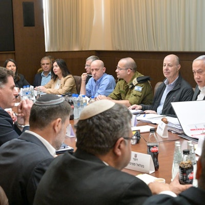 Der israelische Ministerpräsident Benjamin Netanjahu (hinten, 2.v.r.) hält eine Sitzung des Sicherheitskabinetts im Büro des Ministerpräsidenten ab.