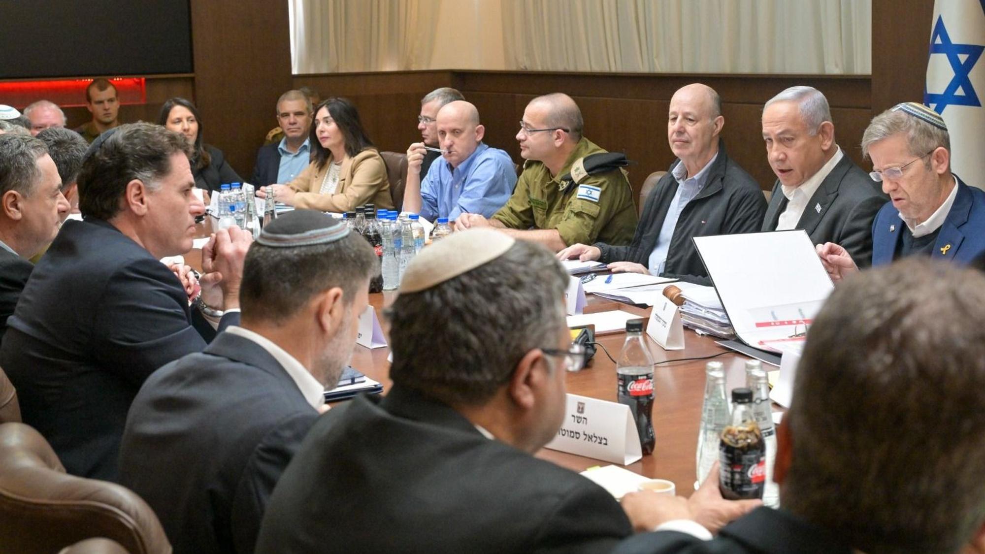Der israelische Ministerpräsident Benjamin Netanjahu (hinten, 2.v.r.) hält eine Sitzung des Sicherheitskabinetts im Büro des Ministerpräsidenten ab.