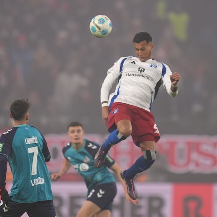 Der ehemalige Kölner Davie Selke (r) und FC-Akteur Dejan Ljubicic kämpfen um den Ball.