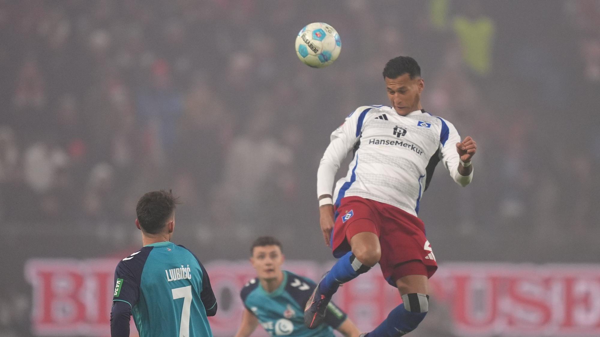 Der ehemalige Kölner Davie Selke (r) und FC-Akteur Dejan Ljubicic kämpfen um den Ball.