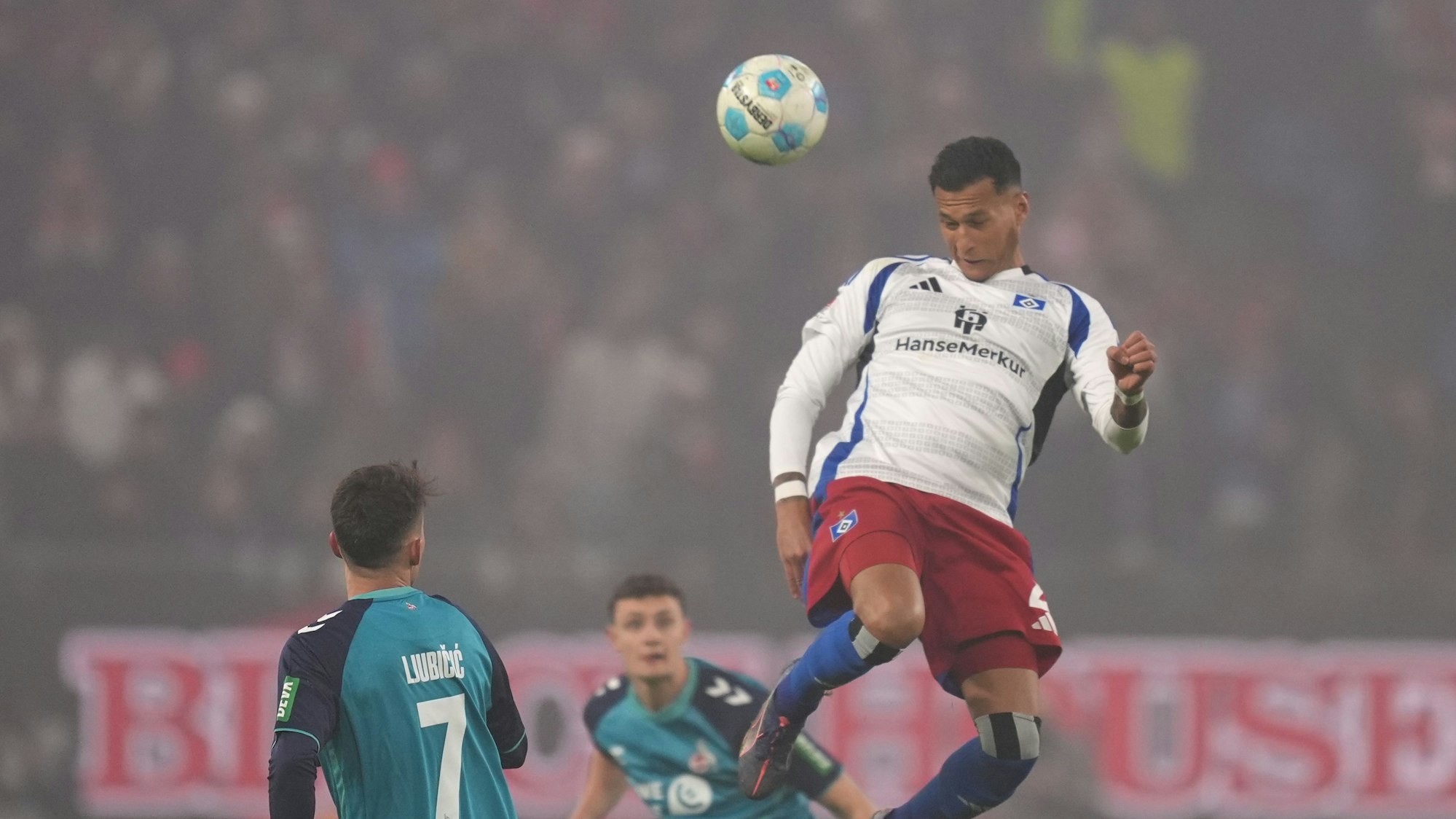 Der ehemalige Kölner Davie Selke (r) und FC-Akteur Dejan Ljubicic kämpfen um den Ball.