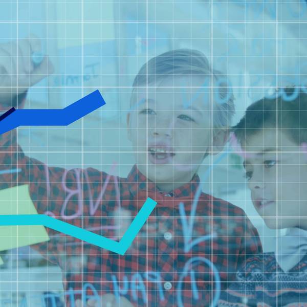 Zwei Schuljungen stehen vor einer durchsichtigen Wand mit mathematischen Kurven