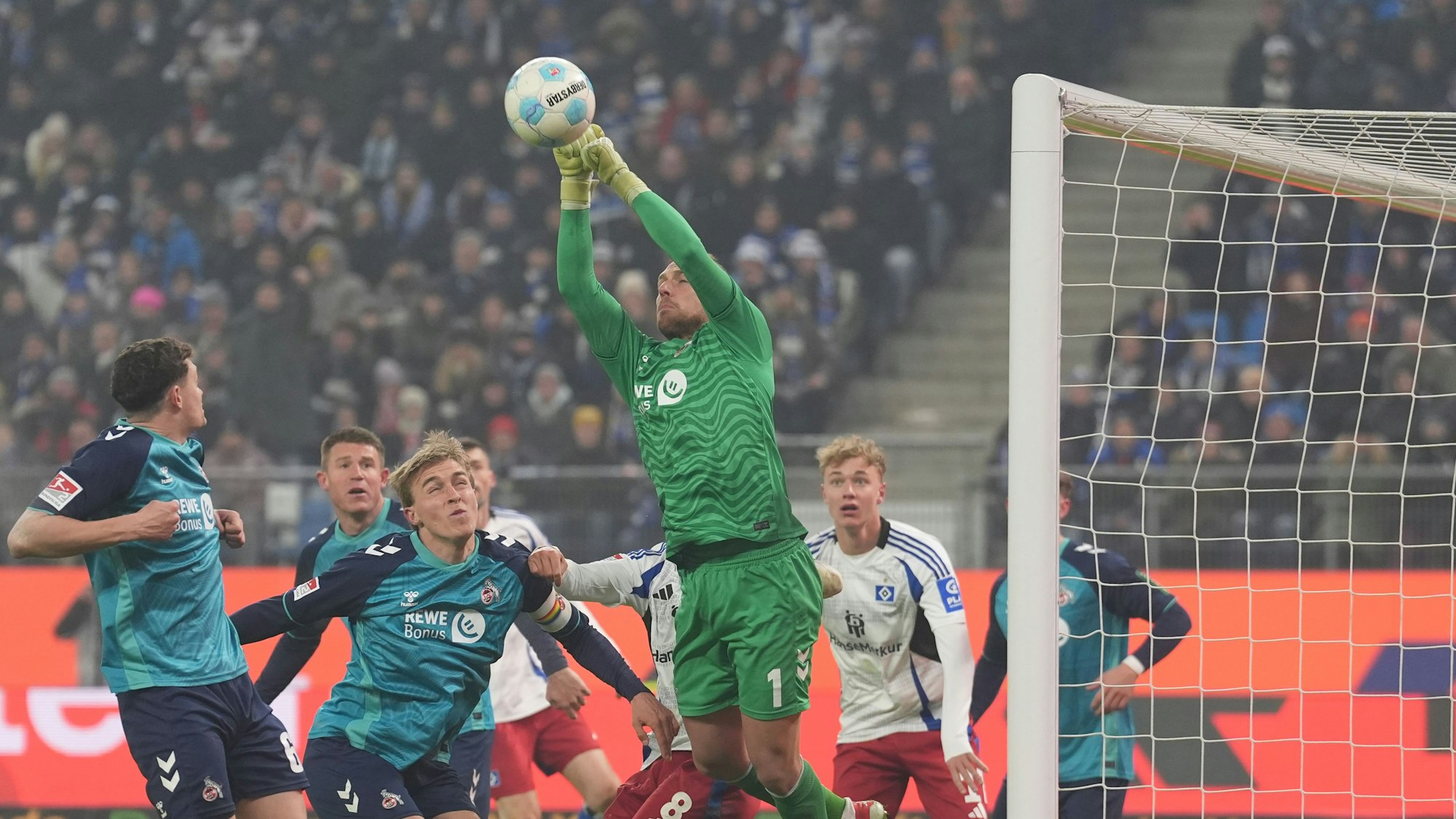 Kölns Torwart Marvin Schwäbe (oben) klärt den Ball im Strafraum.
