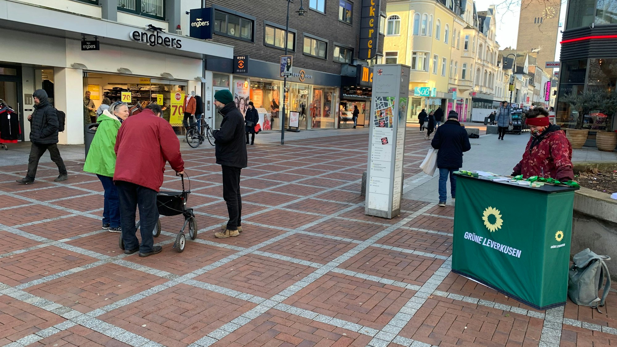 Wahlkämpfer verteilen Flyer in einer Fußgängerzone.