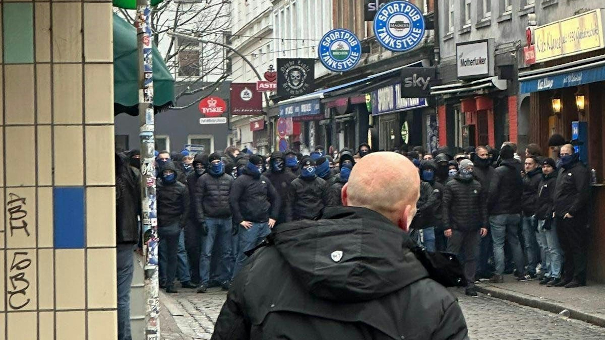HSV-Ultras bauen sich am 18. Januar vor der Kneipe „Tankstelle“ im Kiez auf.