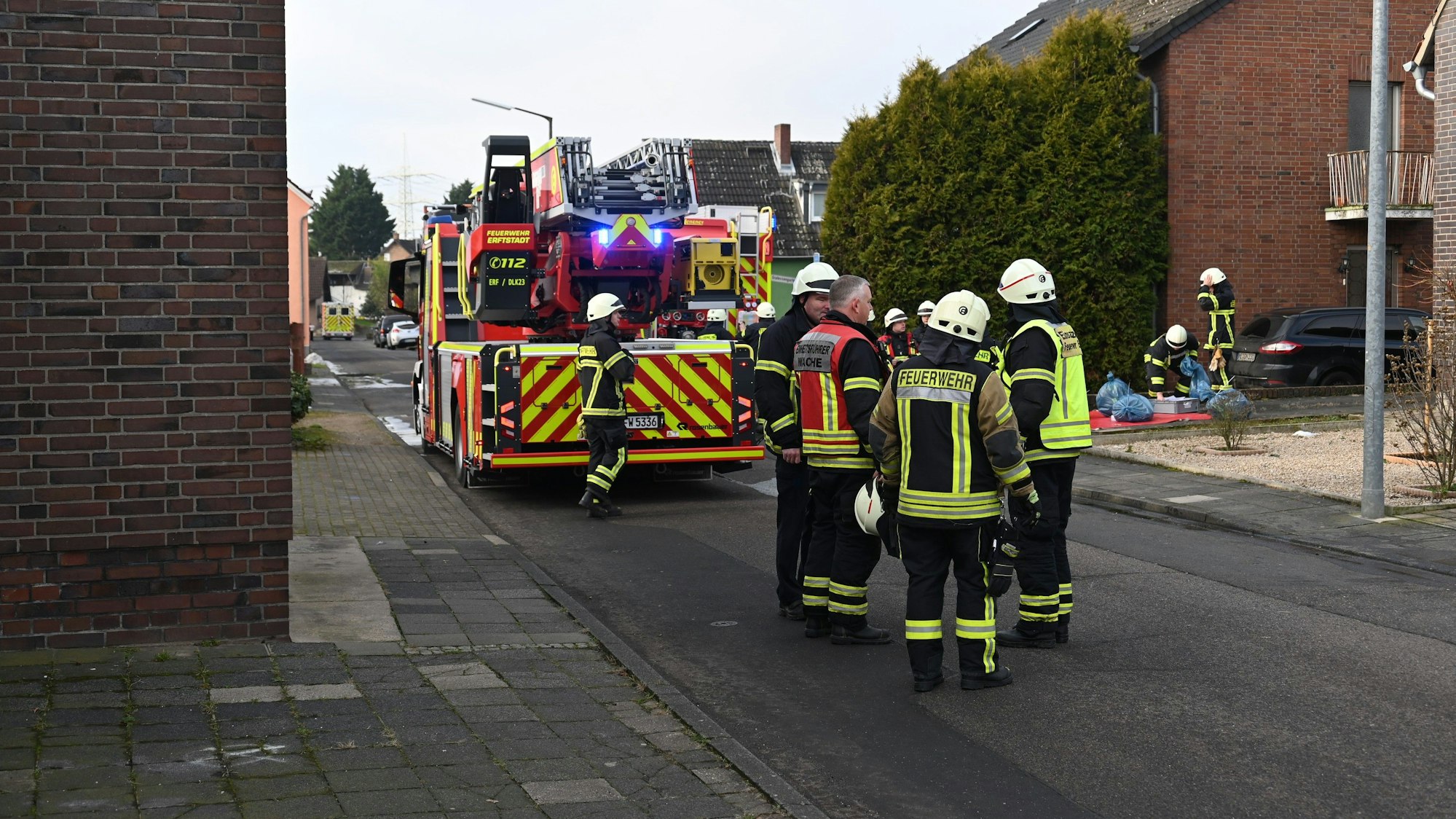 In Erftstadt- Kirdorf, Drieschstr. hat im Keller ein Bügeleisen, ein Bügelbrett und ein Wäschekorb gebrannt. Laut Feuerwehr wurde eine verletzte Person in ein Krankenhaus transportiert.