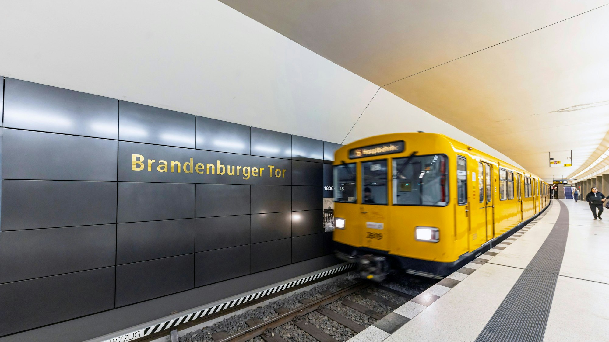 Ein Zug der U-Bahn-Linie 5 fährt an der Haltestelle Brandenburger Tor in Berlin ein.