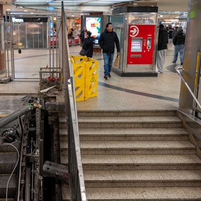 Zu sehen ist eine Rolltreppe, die mit einem Bauzaun abgesperrt ist.