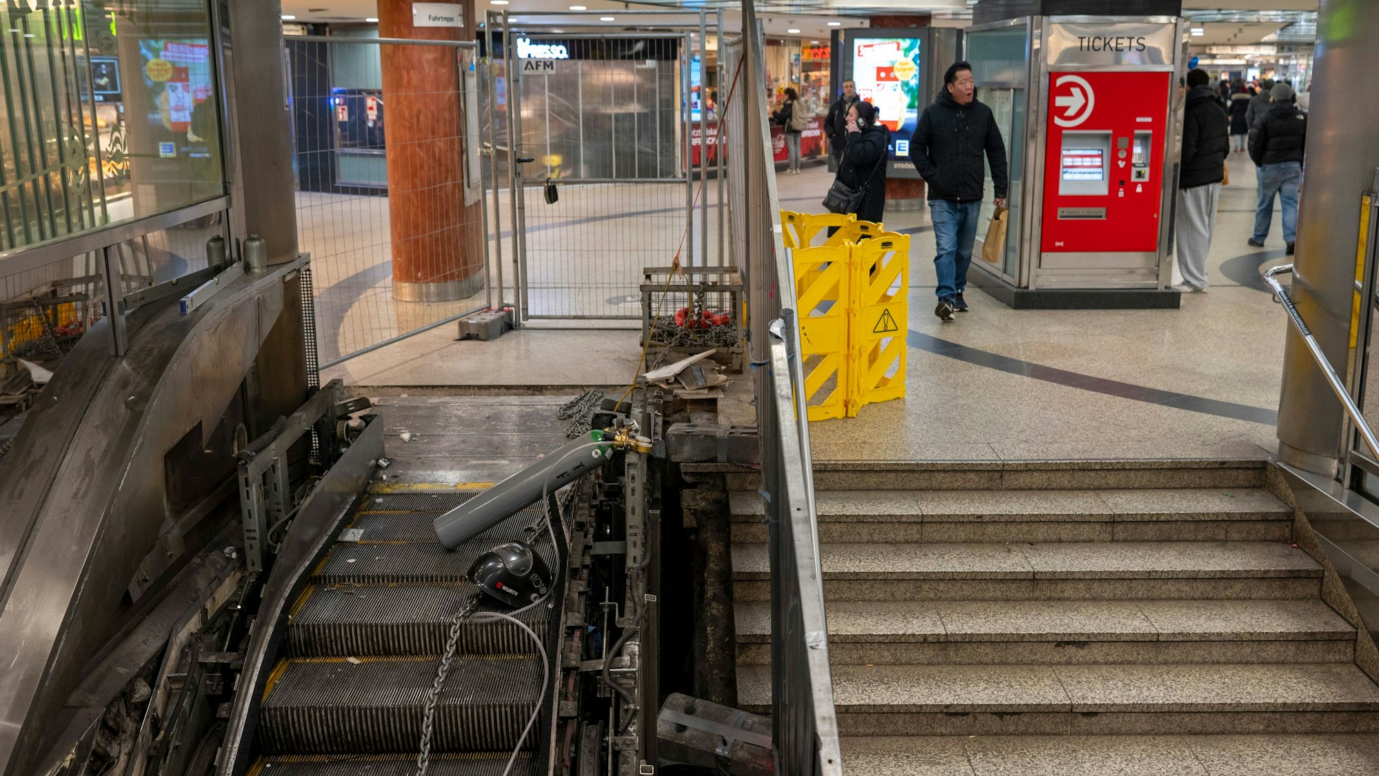 Zu sehen ist eine Rolltreppe, die mit einem Bauzaun abgesperrt ist.