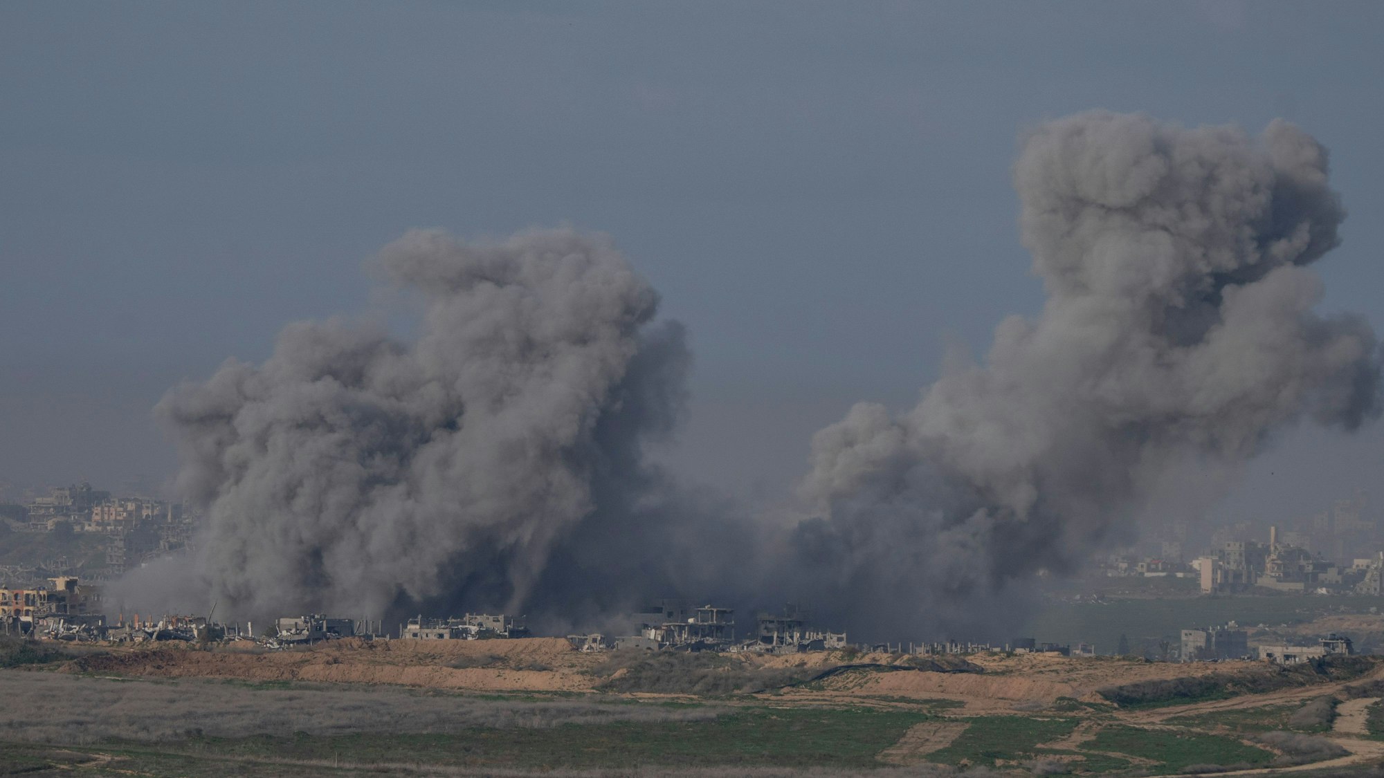 Explosionen an der nördlichen Grenze des Gazastreifens am geplanten Tag der neu ausgehandelten Waffenruhe zwischen Israel und der Hamas im Gazastreifen.