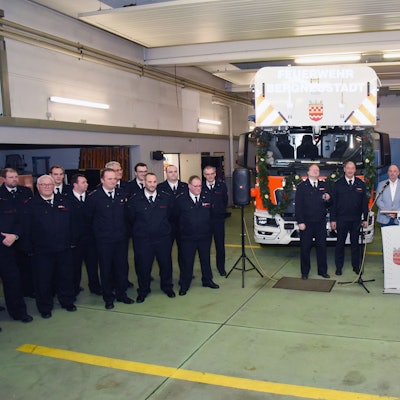 Schlüsselübergabe für die neuen Einsatzfahrzeuge der Feuerwehr Bergneustadt mit (v.l) Andreas Frantz, Michael Stricker, Bürgermeister Matthias Thul sowie Thomas Mießner – dahinter in der Reihe Stephan Harzig, Bernd Sterling sowie Holger Reiners.