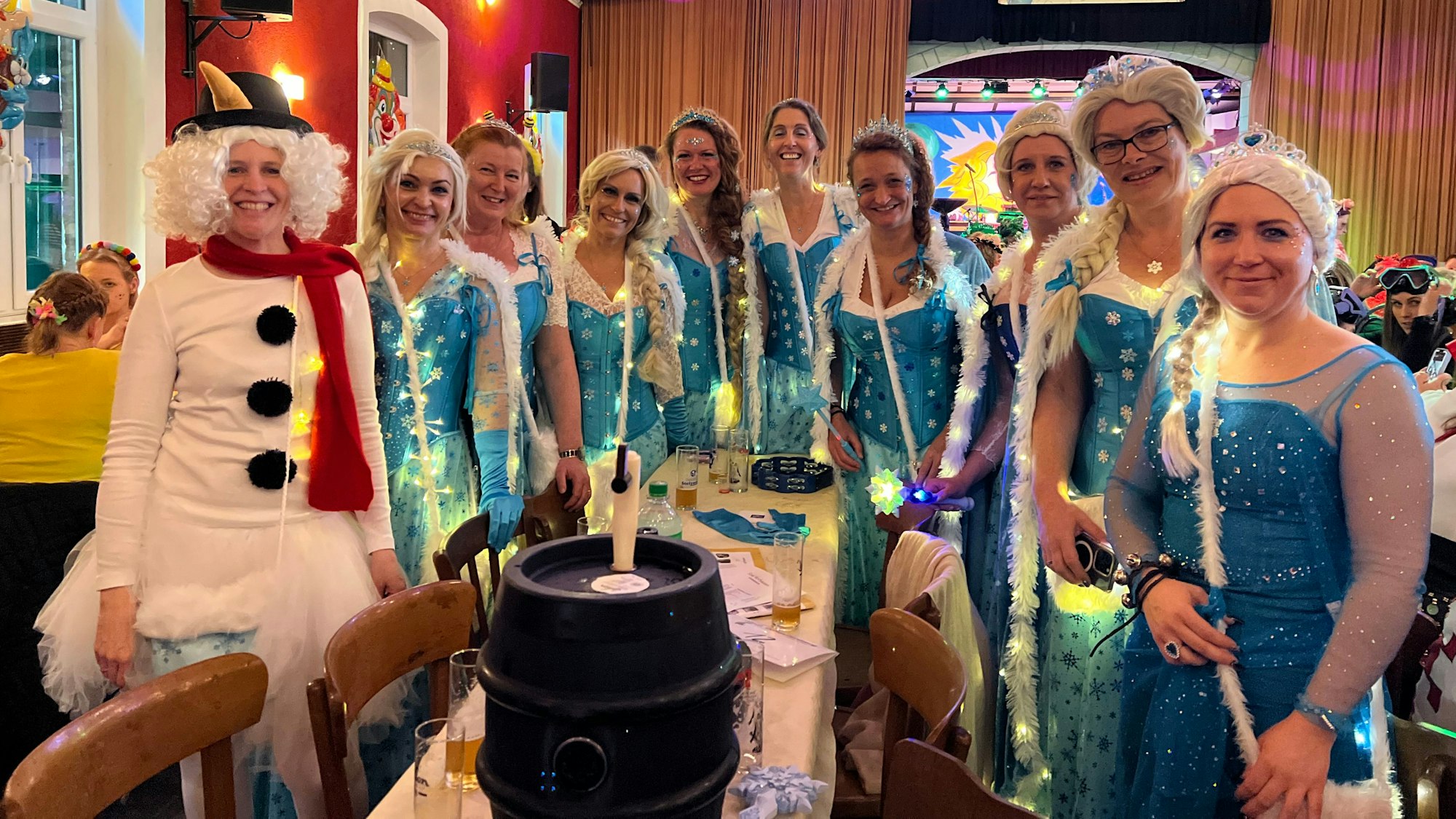 Verkleidete Karnevalisten bei einer Sitzung