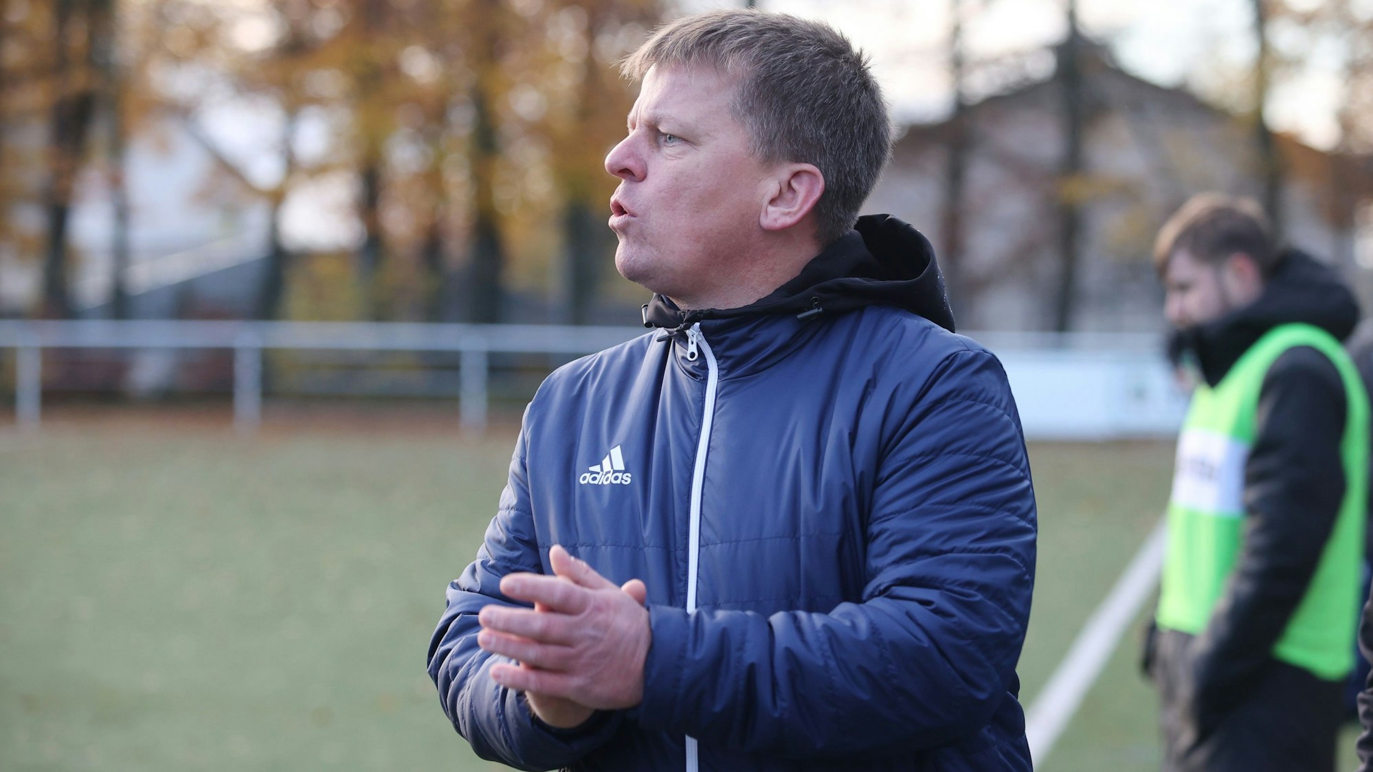 Andreas Bujock wie er im Spiel in Waldbröl seine Mannschaft von der Linie aus anweist.