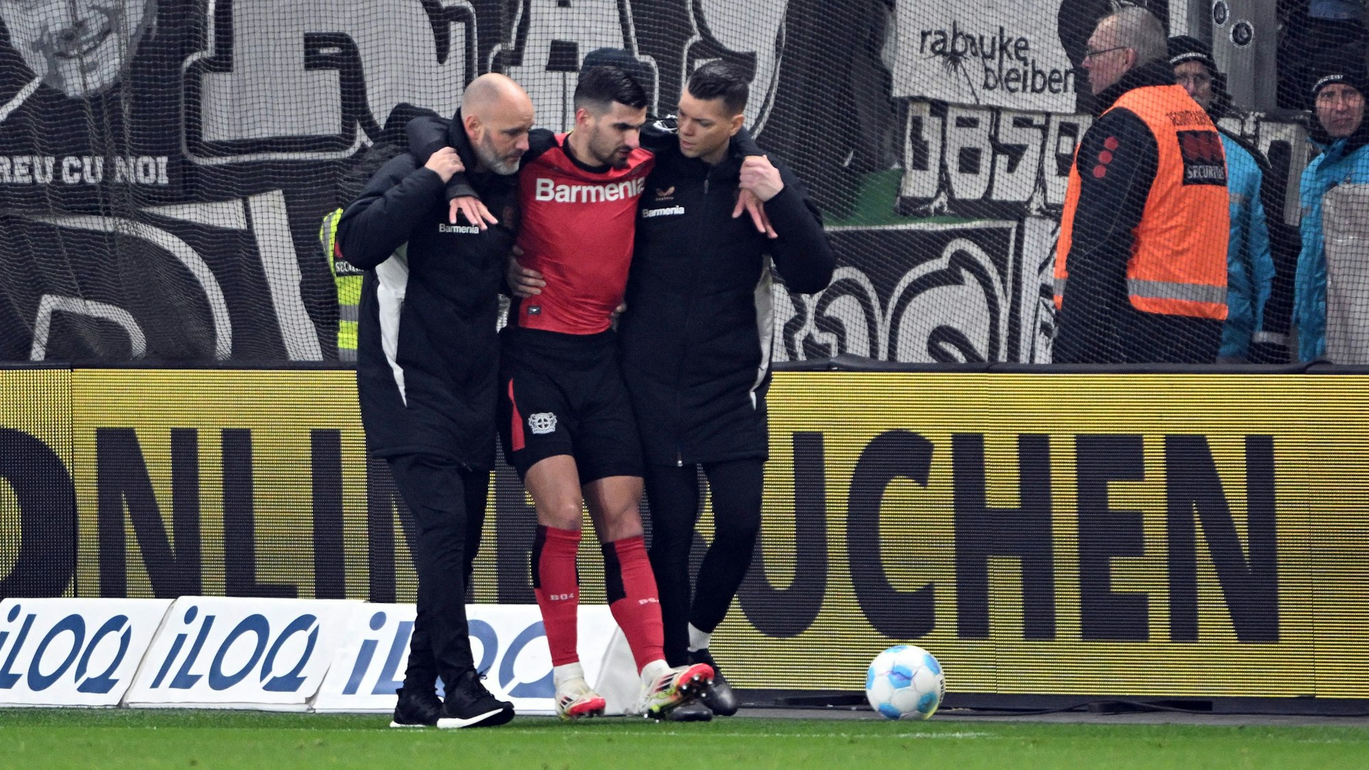 Leverkusens Martin Terrier wird verletzt vom Platz geführt.
