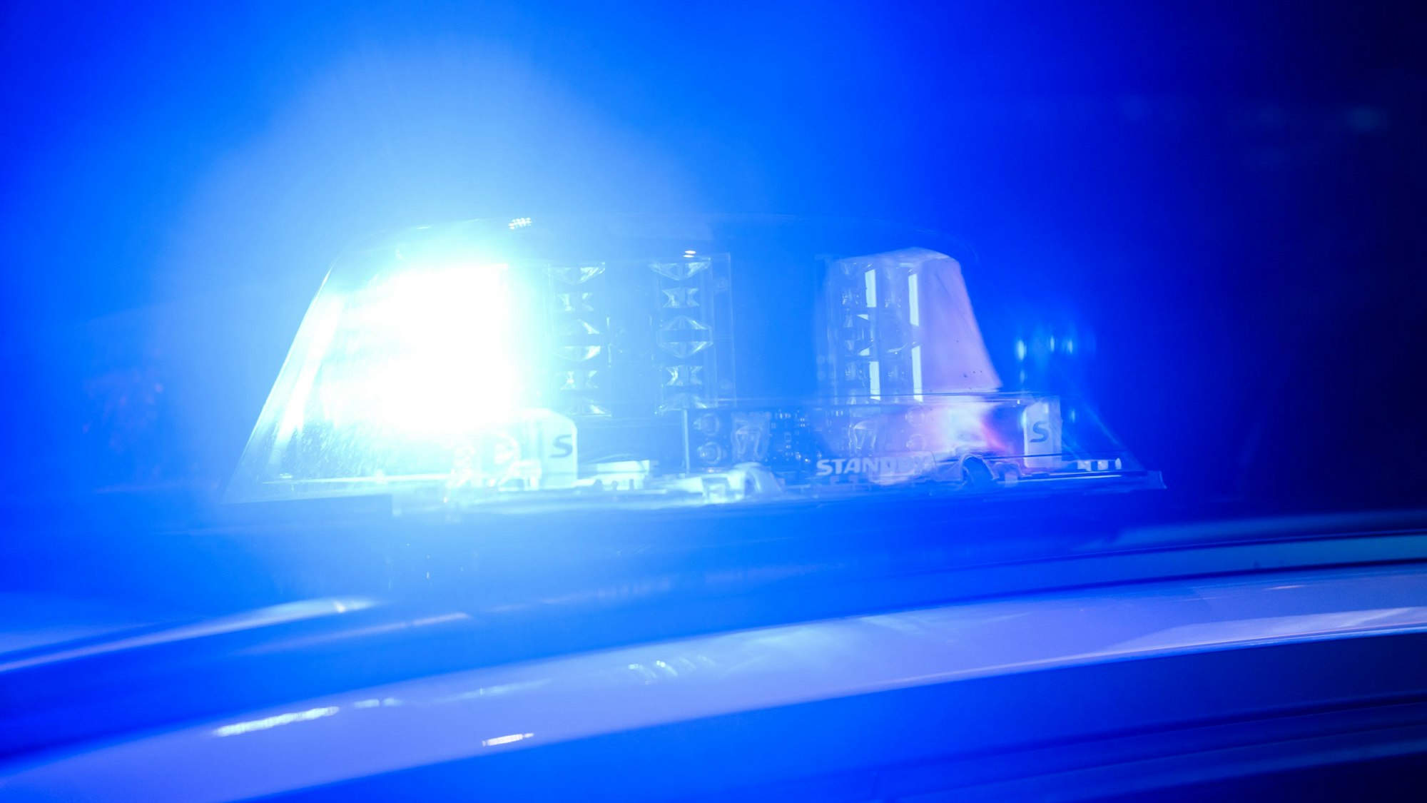 Ein Blaulicht leuchtet auf einem Einsatzfahrzeuge der Polizei.