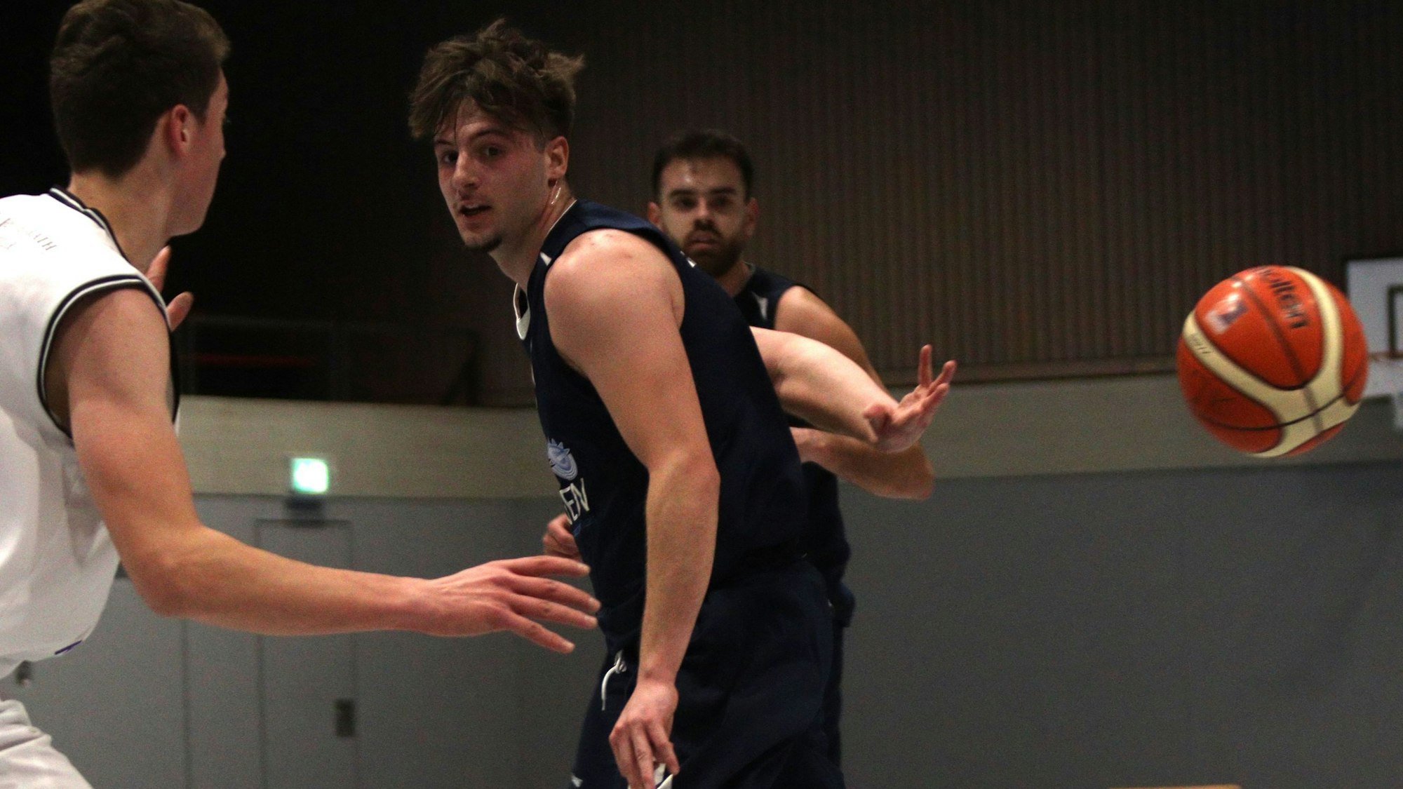 Jan Züll von den Erftbaskets Bad Münstereifel spielt einen Pass hinter dem Rücken.