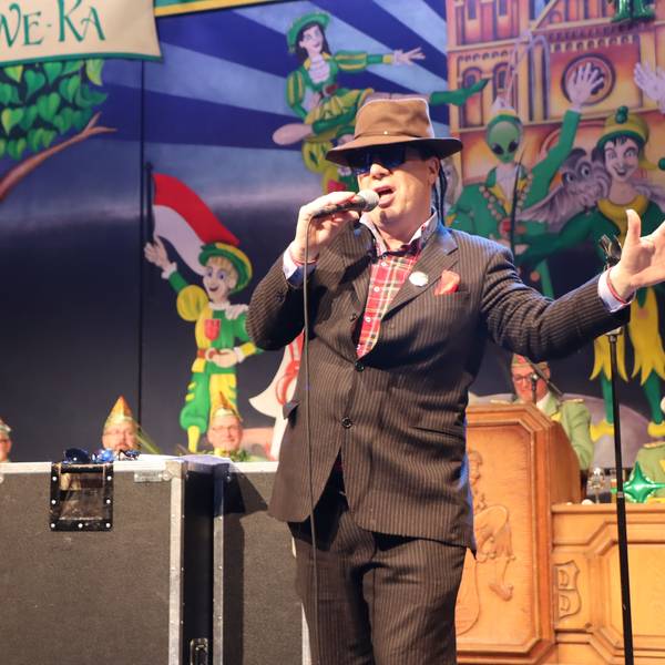 Das Bild zeigt Jörg Hammerschmidt auf der Bühne.