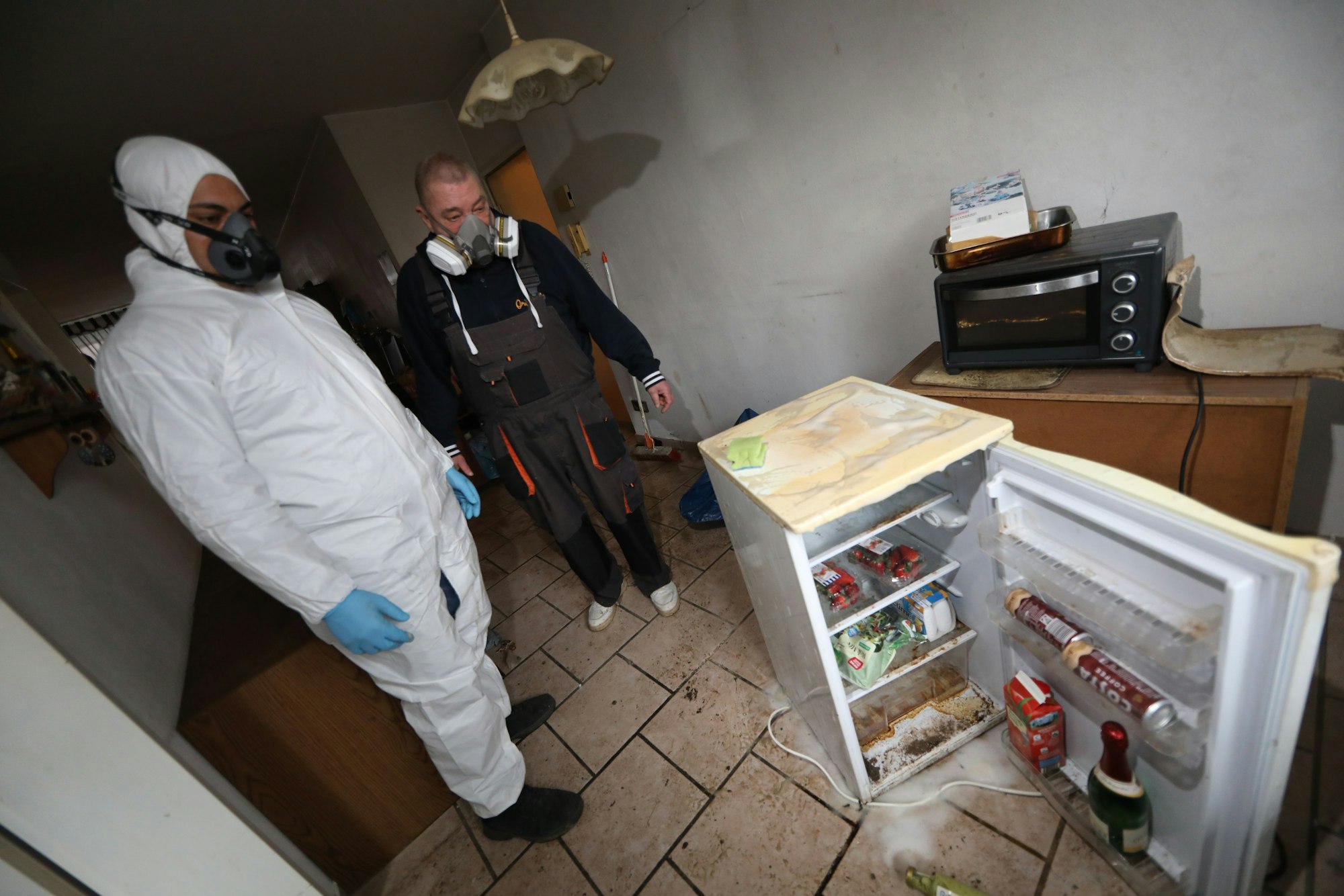 17.01.2025, Köln: Nachgehakt: Im Sommer 2024 berichtete KStA über ein Ehepaar, das in seiner Wohnung verwahrlost . Reinigungskräfte säubern nun die Wohnung. Foto: Arton Krasniqi