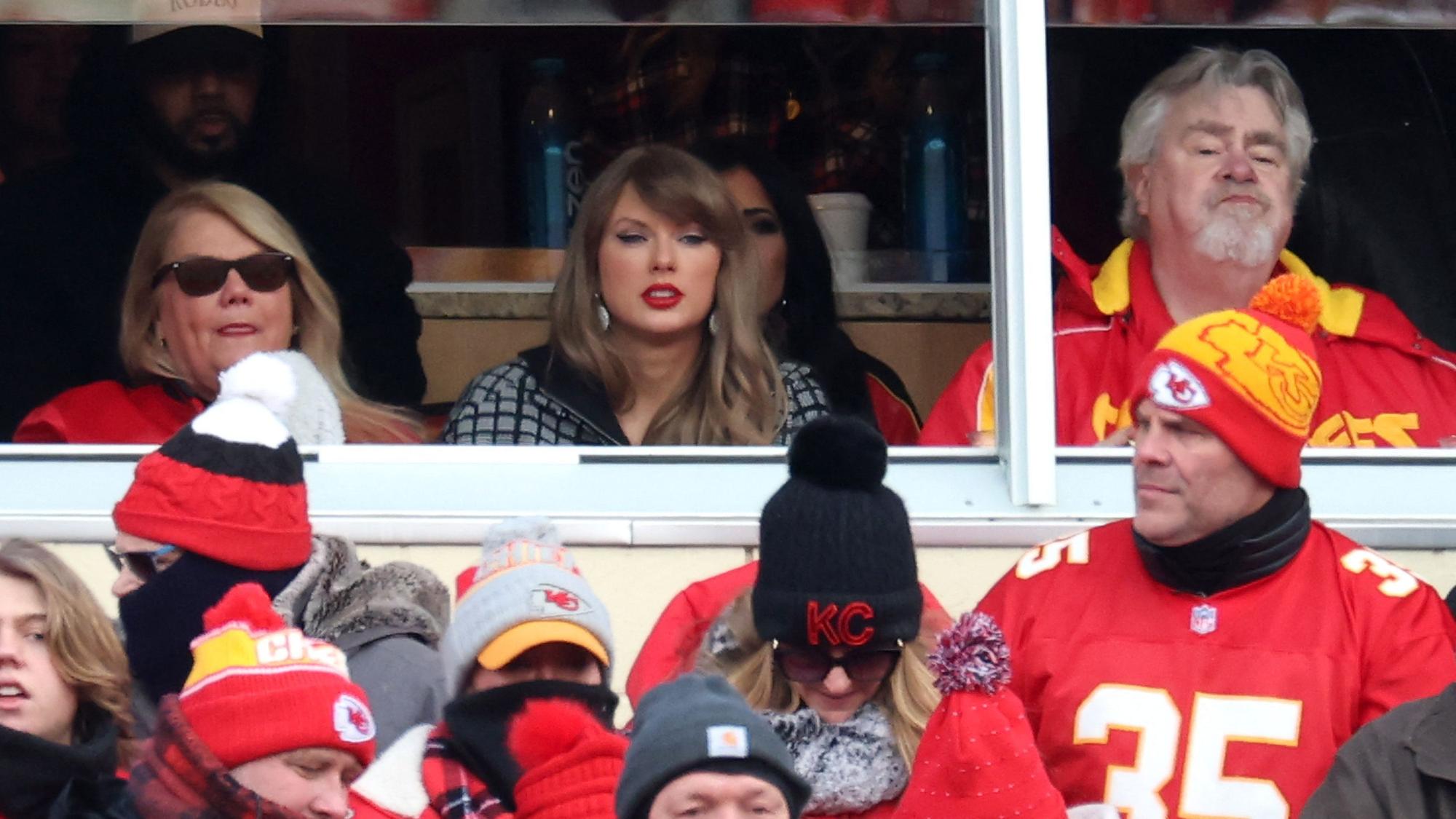 Taylor Swift und ihre Mutter Andrea mit Sonnenbrille. Nur in der ersten Halbzeit saß ein Mann mit grauen Haaren neben ihr.