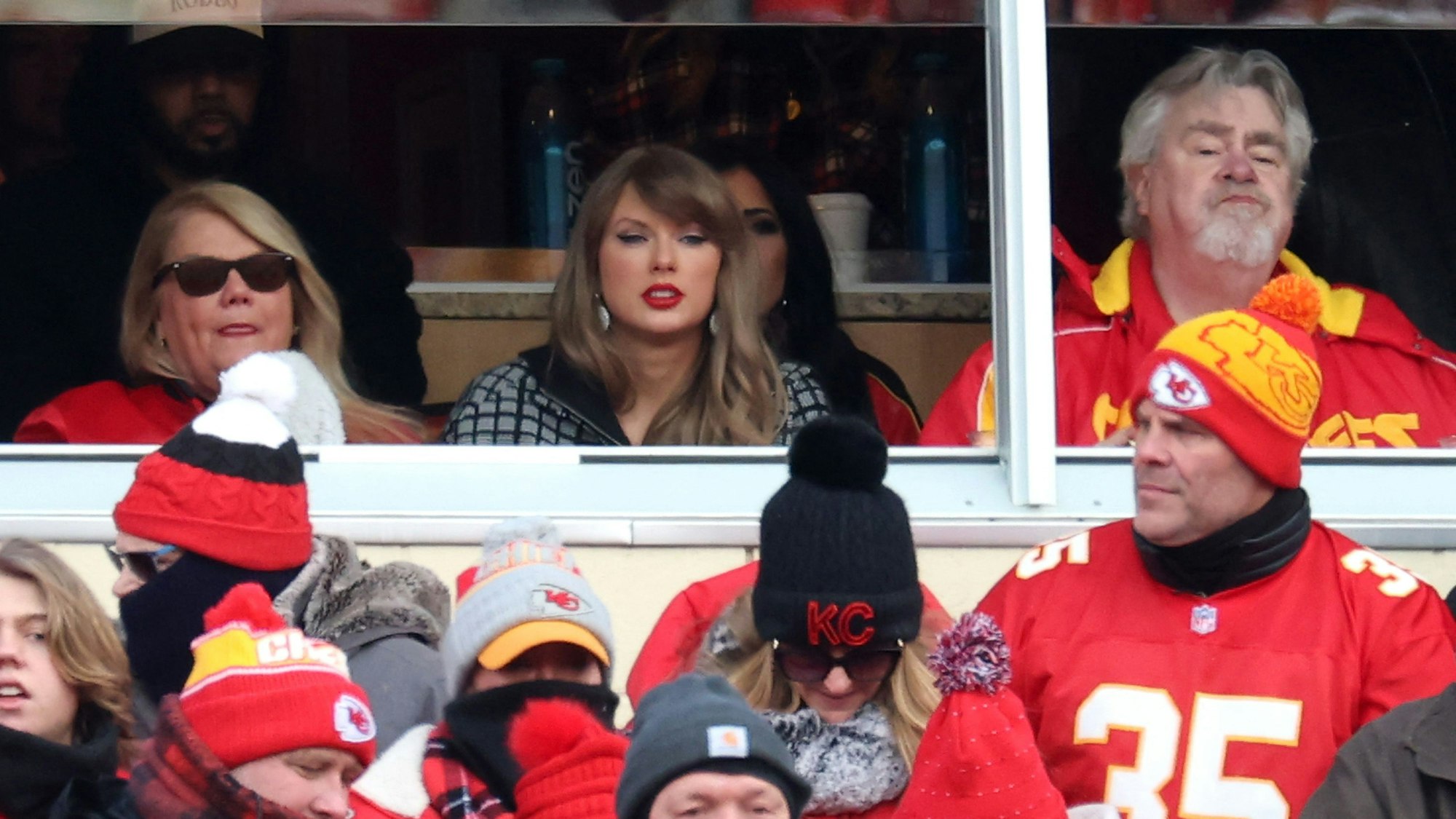 Taylor Swift und ihre Mutter Andrea mit Sonnenbrille. Nur in der ersten Halbzeit saß ein Mann mit grauen Haaren neben ihr.