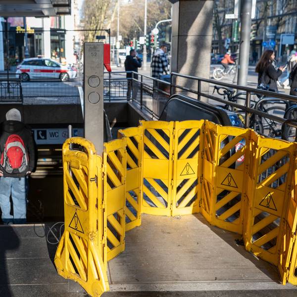 Eine defekte Rolltreppe am Friesenplatz in der Kölner Innenstadt.
