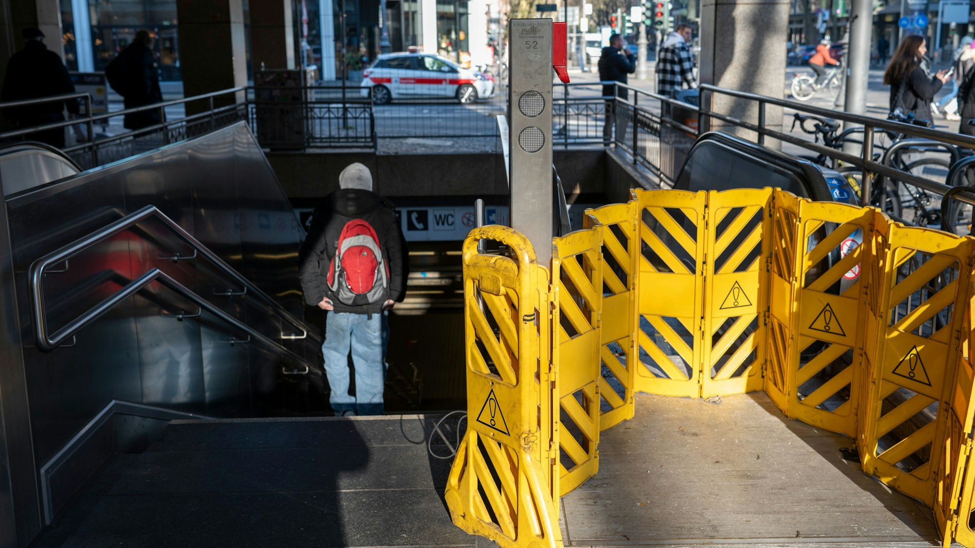 Ein gelber Zaun versperrt den Zugang zu einer Rolltreppe.