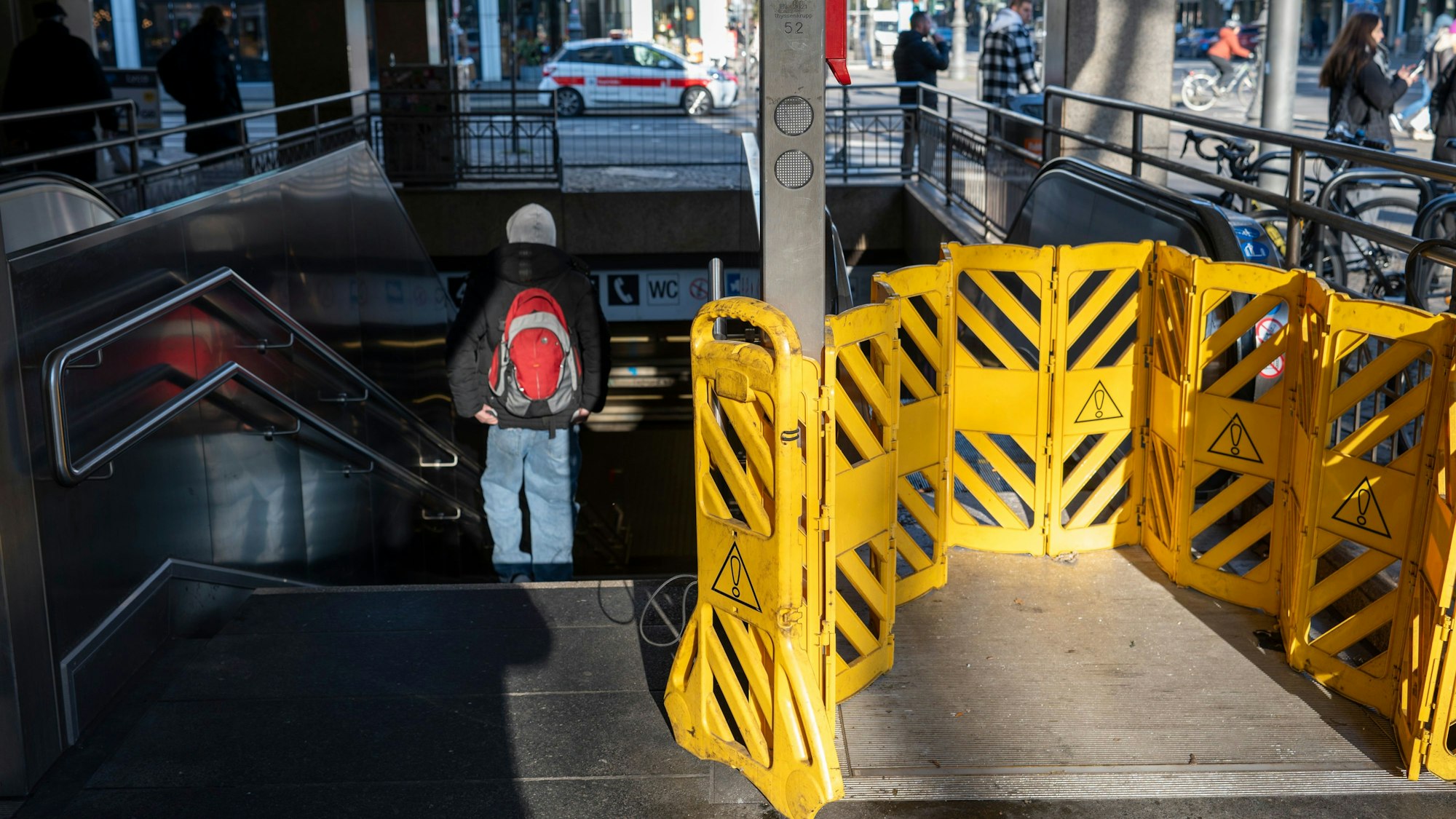 Eine defekte Rolltreppe am Friesenplatz in der Kölner Innenstadt.