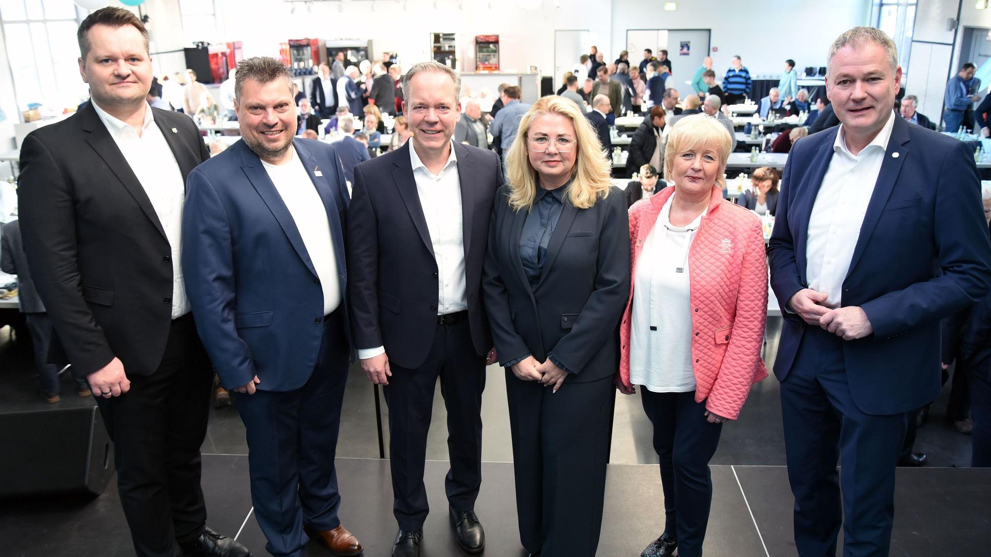 Gruppenfoto mit Präsidium und Landratskandidat (v.l.): Christian Berger, Timo Fuchs, Klaus Grootens, Elisabeth Dusdal, Iris Titz und Carsten Brodesser in der Alten Drahtzieherei in Wipperfürth.