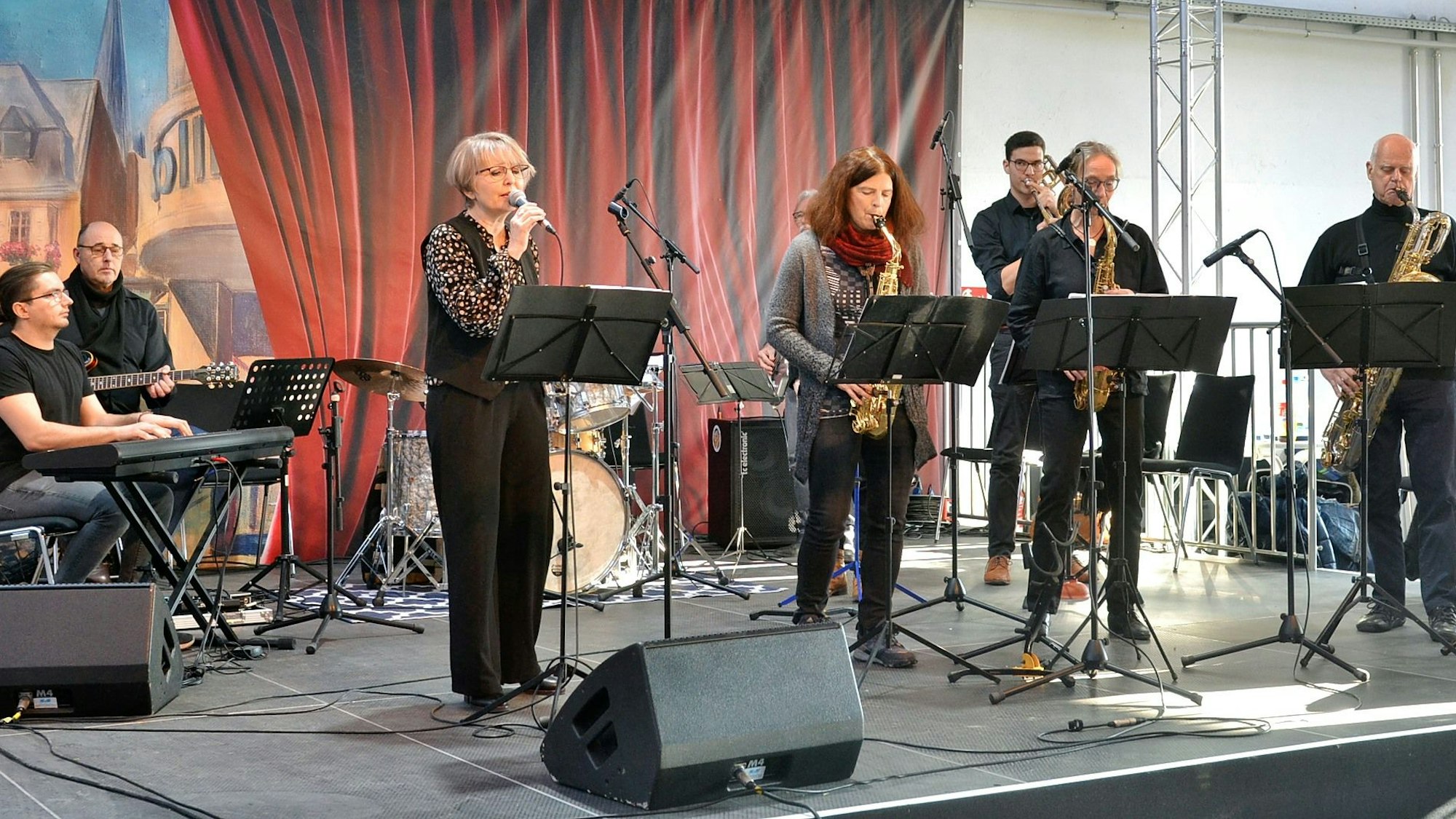 Die Musikerinnen und Musiker der Bluebirds beim Auftritt während des Neujahrsempfangs.